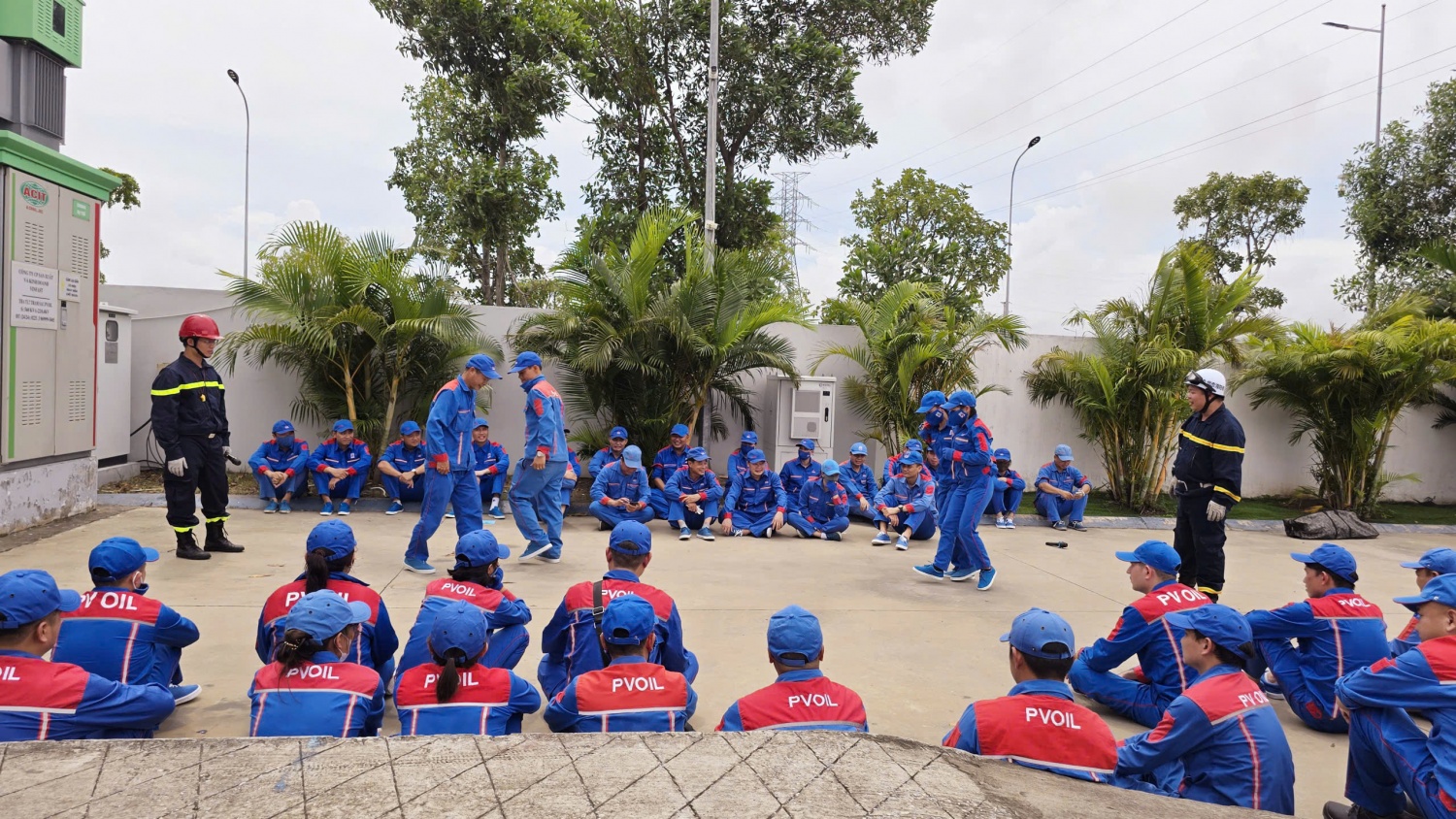 Cán bộ nhân viên tham gia học thực hành xử lý tình huống cứu nạn cứu hộ tại CHXD Cán bộ nhân viên tham gia học thực hành xử lý tình huống cứu nạn cứu hộ tại CHXD