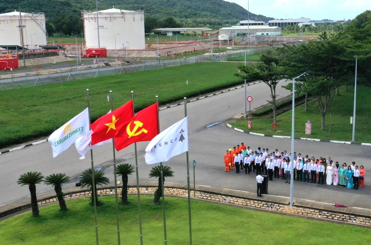 Nghi thức chào cờ tại các buổi sinh hoạt chi bộ định kỳ của PV GAS NCSP