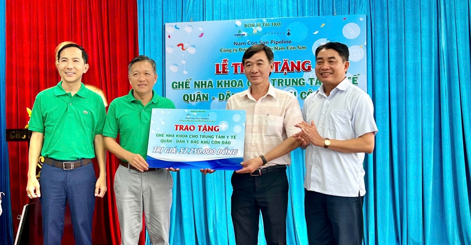 Chi bộ PV GAS NCSP trao tặng ghế nha khoa cho Trung tâm Y tế Quân - Dân y Đặc khu Côn Đảo