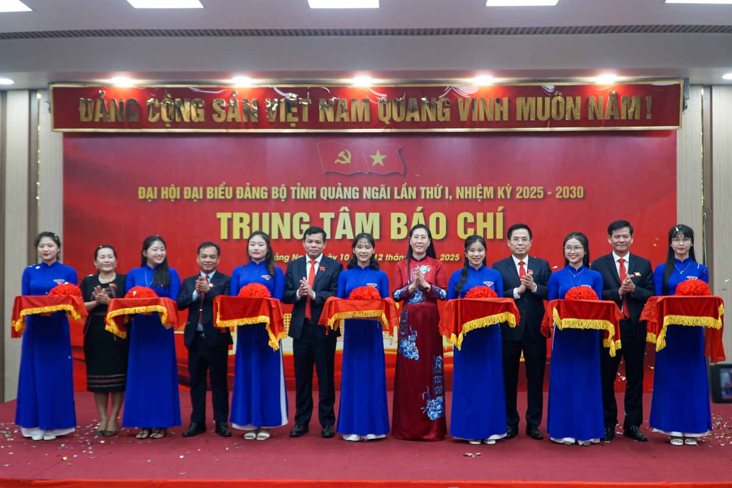 Lãnh đạo tỉnh Quảng Ngãi thực hiện nghi thức Khai trường Đại hội
