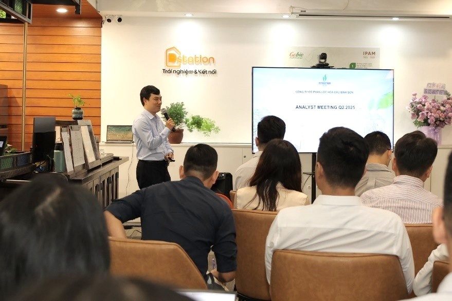 Đại diện BSR trình bày chi tiết phương án phát hành thêm 5.007.306.879 cổ phiếu Đại diện BSR trình bày chi tiết phương án phát hành thêm 5.007.306.879 cổ phiếu