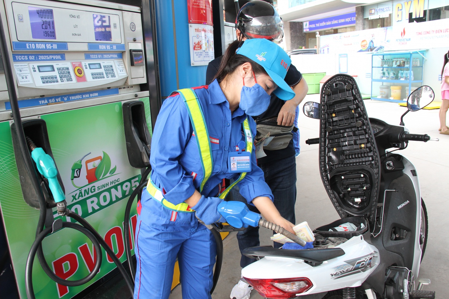 Giá xăng giảm nhẹ, dầu diesel và dầu hỏa tiếp tục tăng