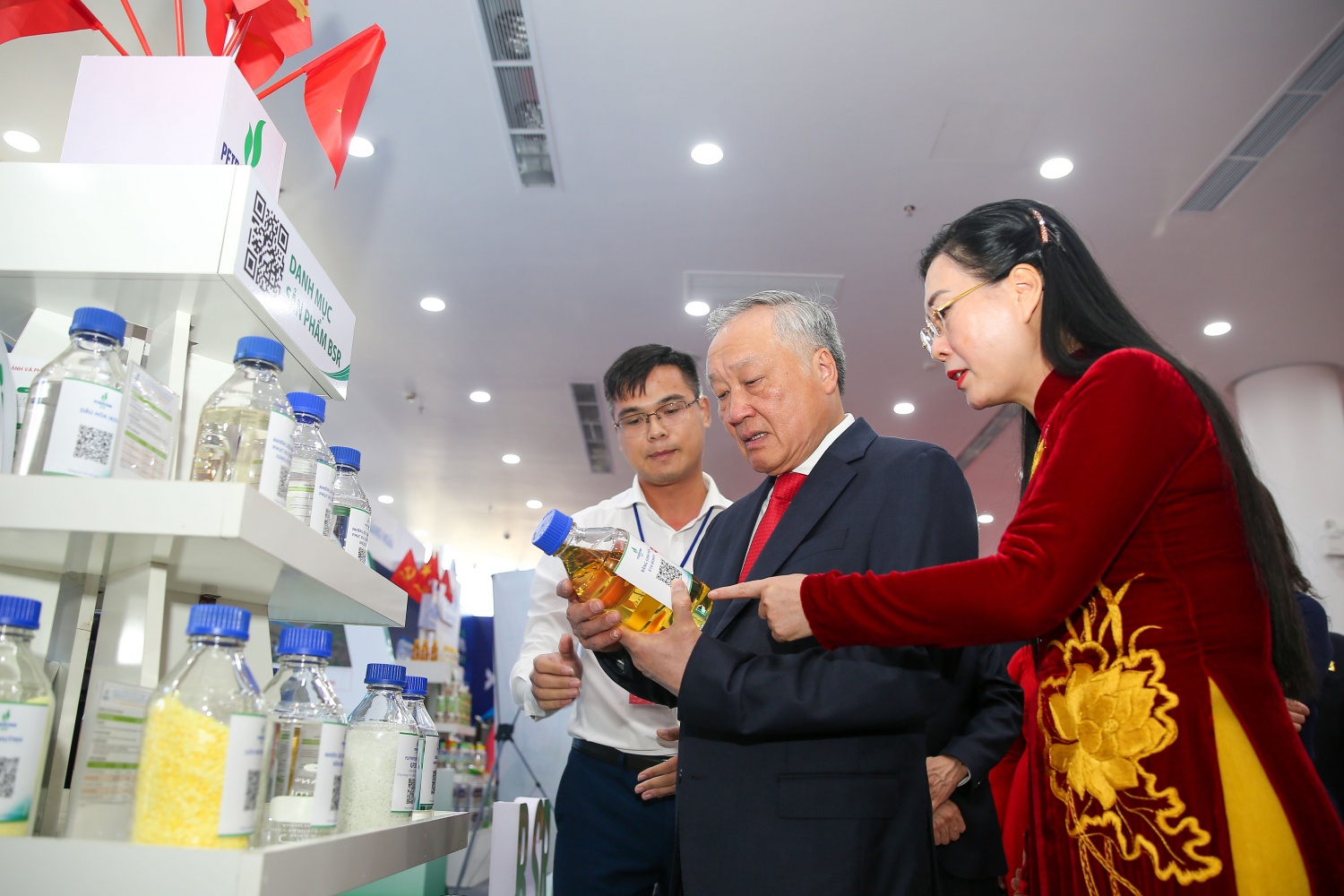 Đồng chí Bùi Thị Quỳnh Vân - Ủy viên Trung ương Đảng, Bí thư Tỉnh ủy Quảng Ngãi giới thiệu các sản phẩm của BSR Đồng chí Bùi Thị Quỳnh Vân - Ủy viên Trung ương Đảng, Bí thư Tỉnh ủy Quảng Ngãi giới thiệu các sản phẩm của BSR