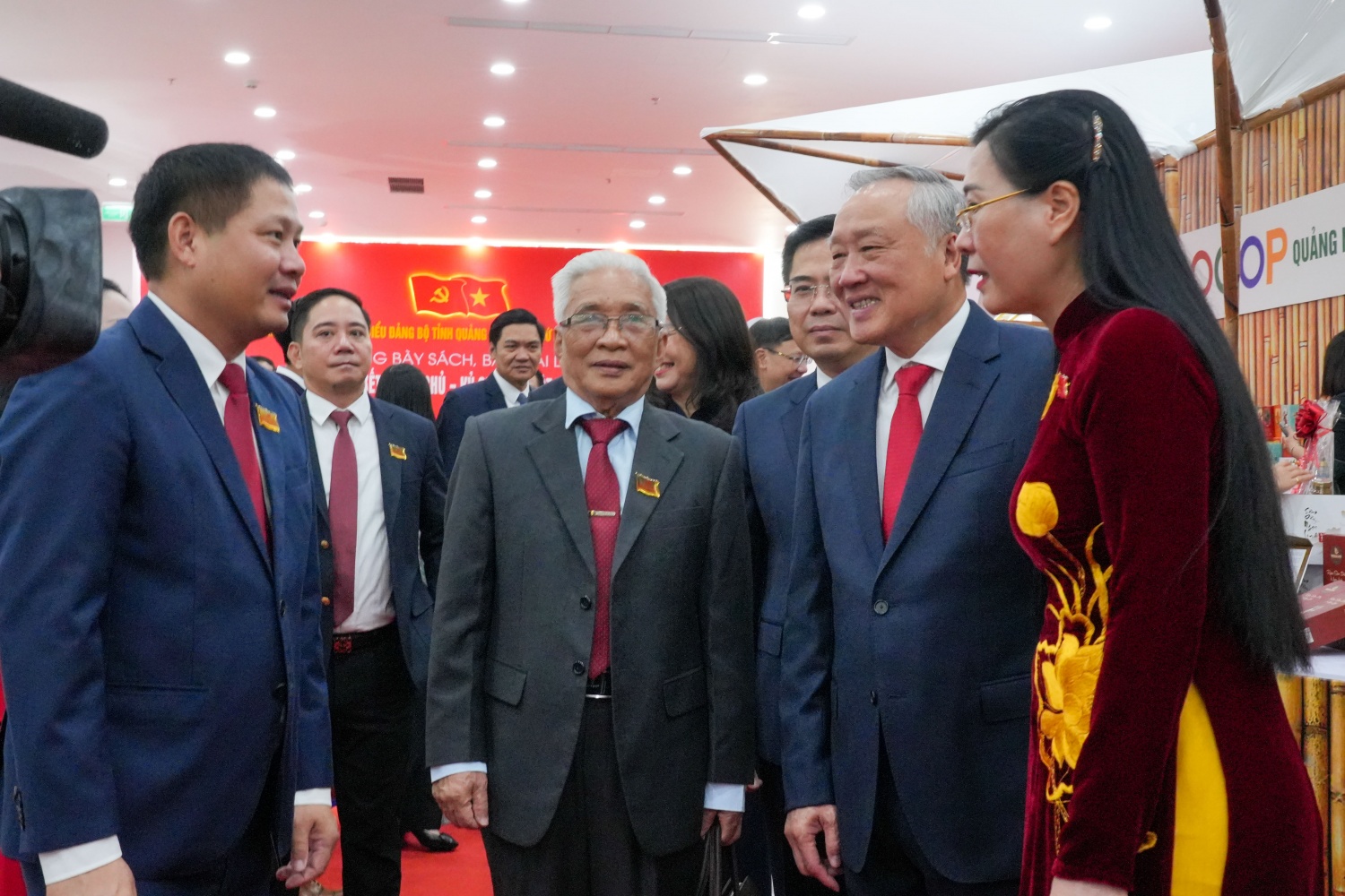 Đồng chí Bùi Ngọc Dương - Bí thư Đảng uỷ, Chủ tịch HĐQT BSR báo cáo tình hình hoạt động của BSR với Phó Thủ tướng Thường trực Chính phủ Nguyễn Hoà Bình và lãnh đạo tỉnh Quảng Ngãi. Đồng chí Bùi Ngọc Dương - Bí thư Đảng uỷ, Chủ tịch HĐQT BSR báo cáo tình hình hoạt động của BSR với Phó Thủ tướng Thường trực Chính phủ Nguyễn Hoà Bình và lãnh đạo tỉnh Quảng Ngãi.