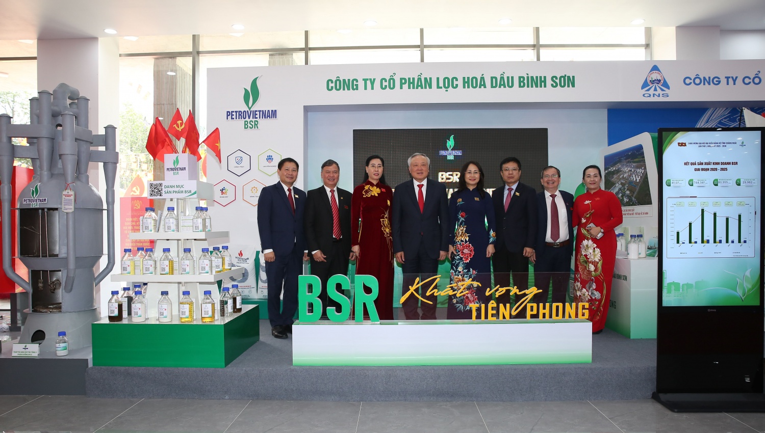 Phó Thủ tướng Thường trực Chính phủ Nguyễn Hoà Bình cùng lãnh đạo các Ban/Bộ, Ngành Trung ương, tỉnh Quảng Ngãi tham quan gian hàng trưng bày các sản phẩm của BSR Phó Thủ tướng Thường trực Chính phủ Nguyễn Hoà Bình cùng lãnh đạo các Ban/Bộ, Ngành Trung ương, tỉnh Quảng Ngãi tham quan gian hàng trưng bày các sản phẩm của BSR