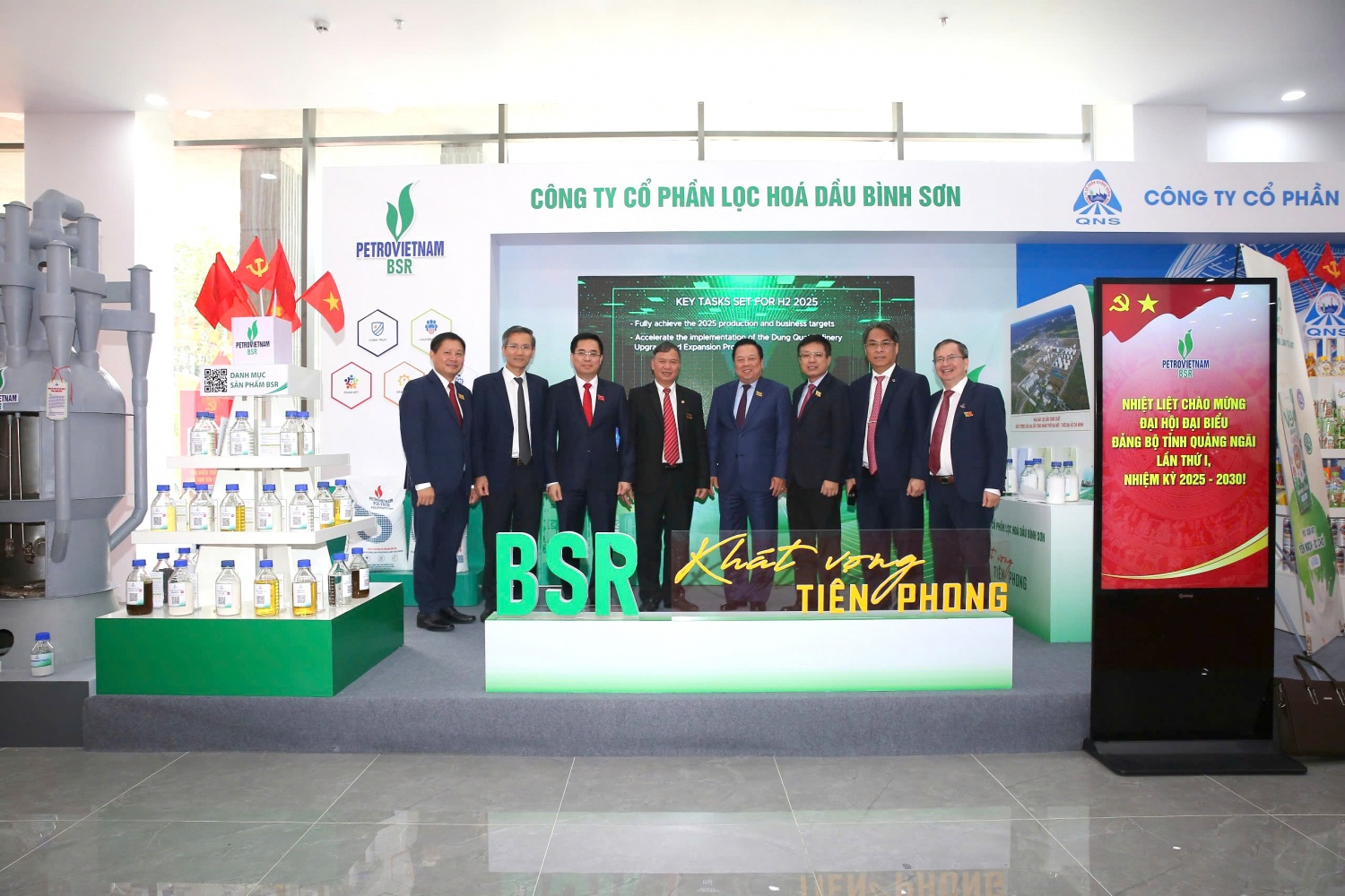 Các đại biểu tham dự Đại hội đại biểu Đảng bộ tỉnh Quảng Ngãi nhiệm kỳ 2025 - 2030 chụp ảnh lưu niệm tại gian hàng BSR. Các đại biểu tham dự Đại hội đại biểu Đảng bộ tỉnh Quảng Ngãi nhiệm kỳ 2025 - 2030 chụp ảnh lưu niệm tại gian hàng BSR.