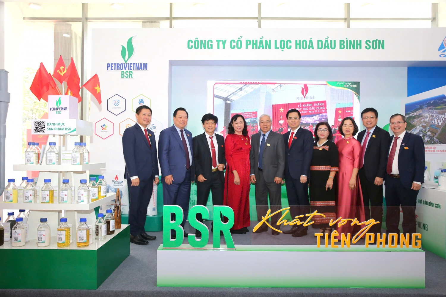 Đại biểu Trung ương, lãnh đạo tỉnh Quảng Ngãi, nguyên lãnh đạo tỉnh Quảng Ngãi chụp ảnh lưu niệm tại gian hàng BSR Đại biểu Trung ương, lãnh đạo tỉnh Quảng Ngãi, nguyên lãnh đạo tỉnh Quảng Ngãi chụp ảnh lưu niệm tại gian hàng BSR