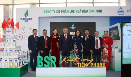 Phó Thủ tướng Nguyễn Hòa Bình tham quan gian hàng của BSR tại Đại hội đại biểu Đảng bộ tỉnh Quảng Ngãi nhiệm kỳ 2025-2030