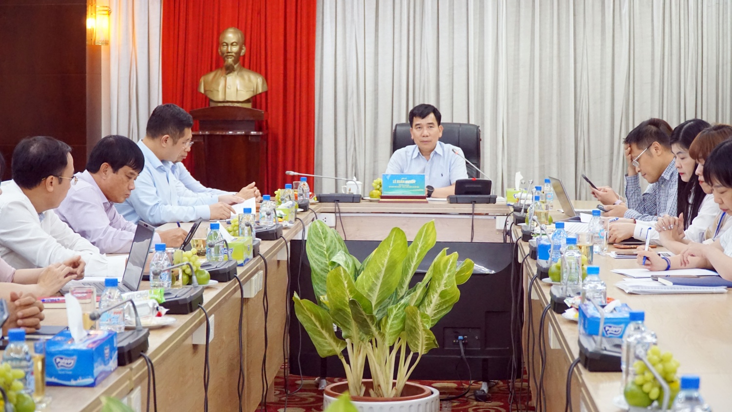 Phó Tổng Giám đốc Petrovietnam Lê Xuân Huyên chủ trì buổi làm việc với PVOIL Phó Tổng Giám đốc Petrovietnam Lê Xuân Huyên chủ trì buổi làm việc với PVOIL