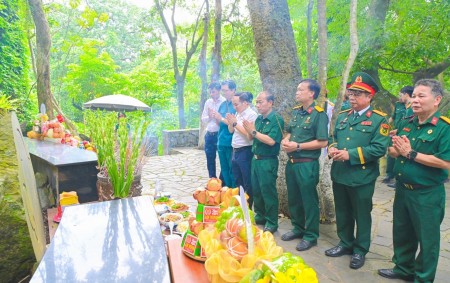 [Chùm ảnh] Đoàn công tác Petrovietnam dâng hương tại Khu di tích K9 Đá Chông và trao quà cho nạn nhân chất độc da cam