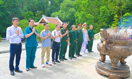 Đoàn công tác Petrovietnam dâng hương tại Khu di tích K9 Đá Chông và trao quà cho nạn nhân chất độc da cam