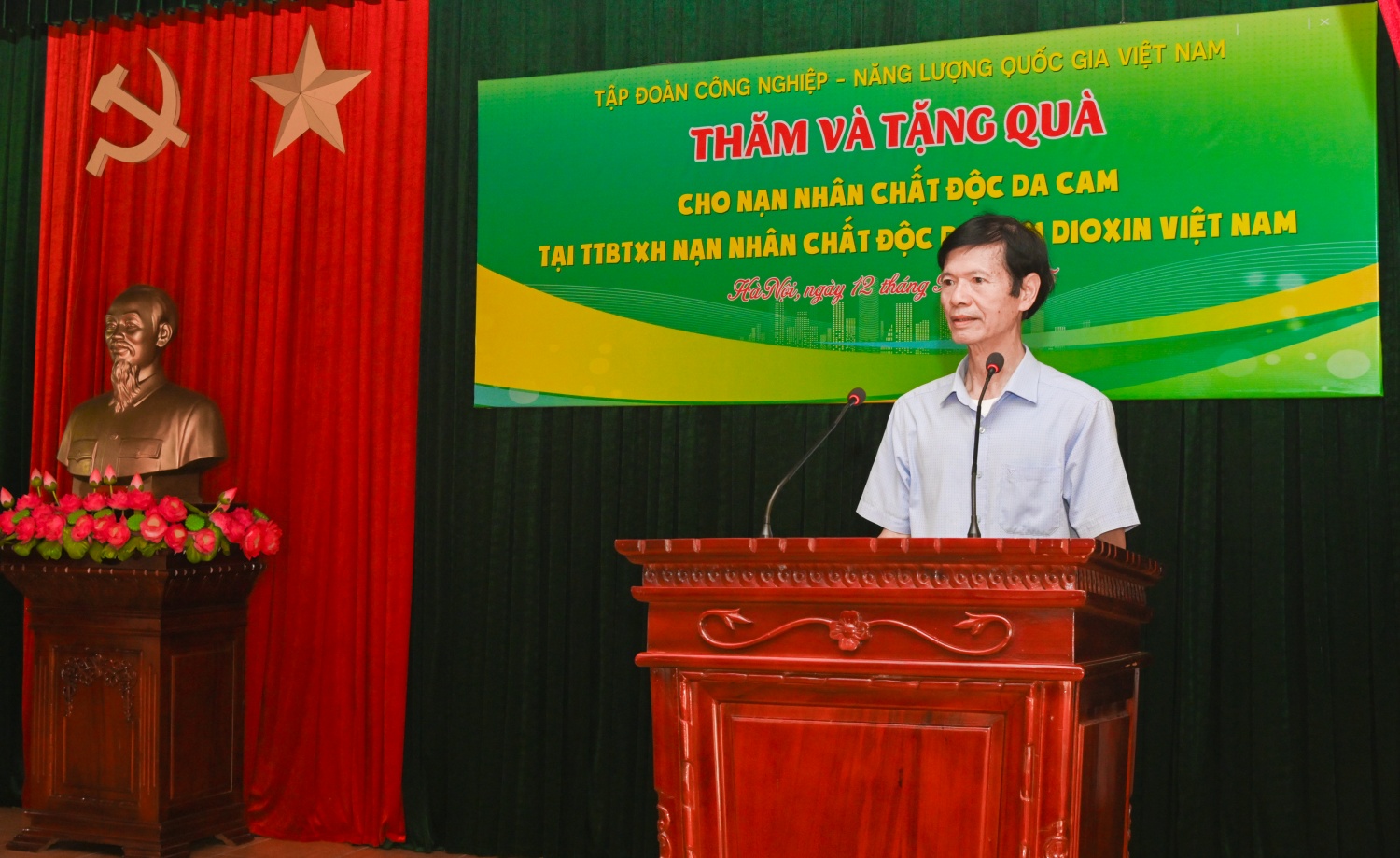 Ông Nguyễn Thăng Long - Giám đốc Trung tâm BTXH Nạn nhân chất độc da cam/dioxin Việt Nam báo cáo về hoạt động của Trung tâm. Ông Nguyễn Thăng Long - Giám đốc Trung tâm BTXH Nạn nhân chất độc da cam/dioxin Việt Nam báo cáo về hoạt động của Trung tâm.