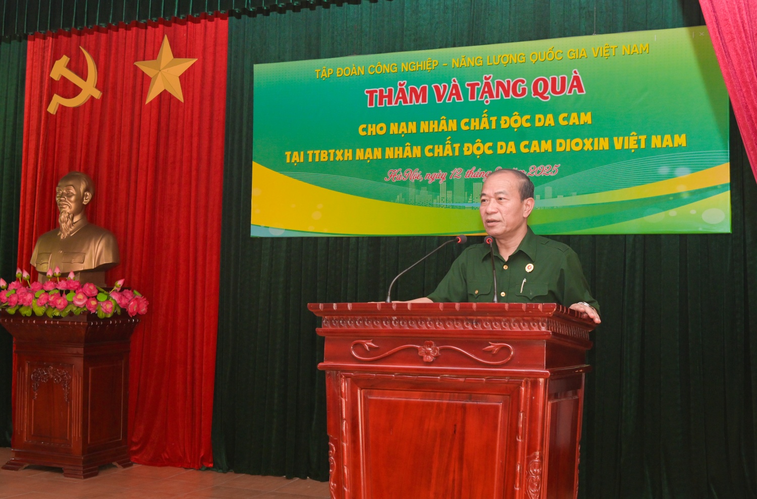 [Chùm ảnh] Đoàn công tác Petrovietnam dâng hương tại Khu di tích K9 Đá Chông và trao quà cho nạn nhân chất độc da cam