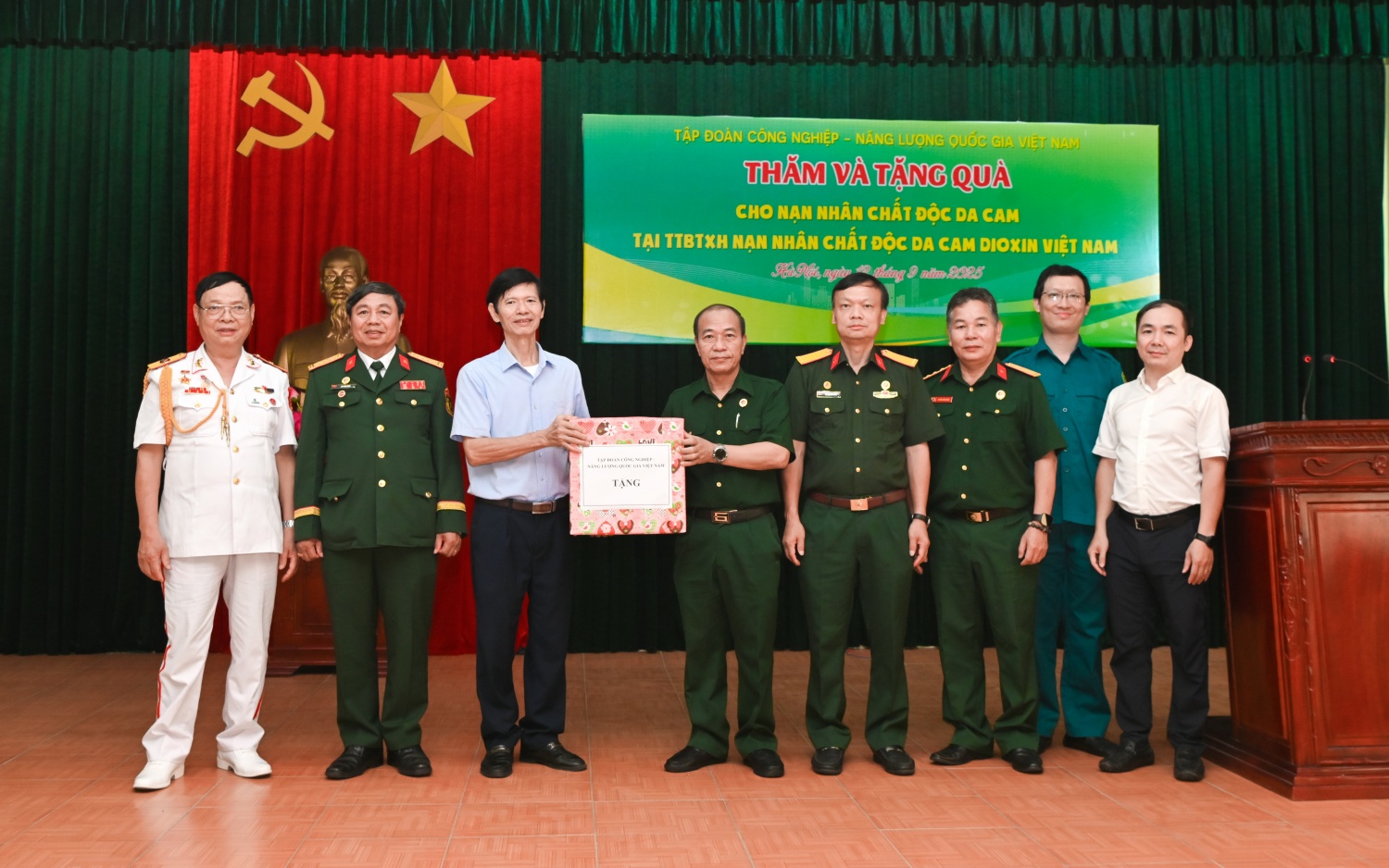 [Chùm ảnh] Đoàn công tác Petrovietnam dâng hương tại Khu di tích K9 Đá Chông và trao quà cho nạn nhân chất độc da cam