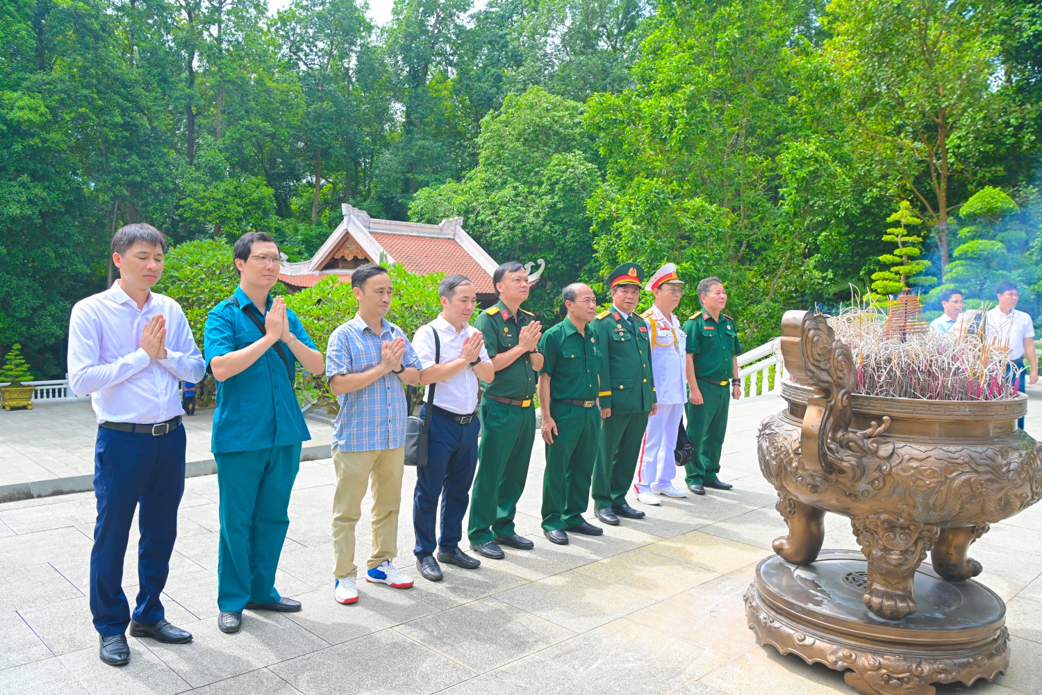Trước anh linh của Người, các CCB Petrovietnam thành kính dâng nén hương thơm, bày tỏ lòng biết ơn vô hạn đối với công lao trời biển của Chủ tịch Hồ Chí Minh – vị lãnh tụ thiên tài của cách mạng Việt Nam, Anh hùng giải phóng dân tộc, danh nhân văn hóa kiệt xuất.