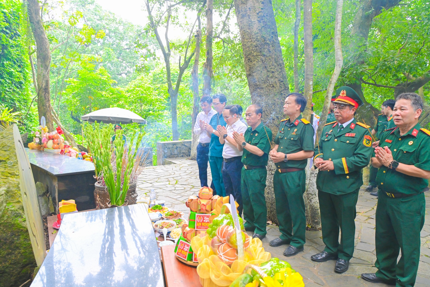 [Chùm ảnh] Đoàn công tác Petrovietnam dâng hương tại Khu di tích K9 Đá Chông và trao quà cho nạn nhân chất độc da cam