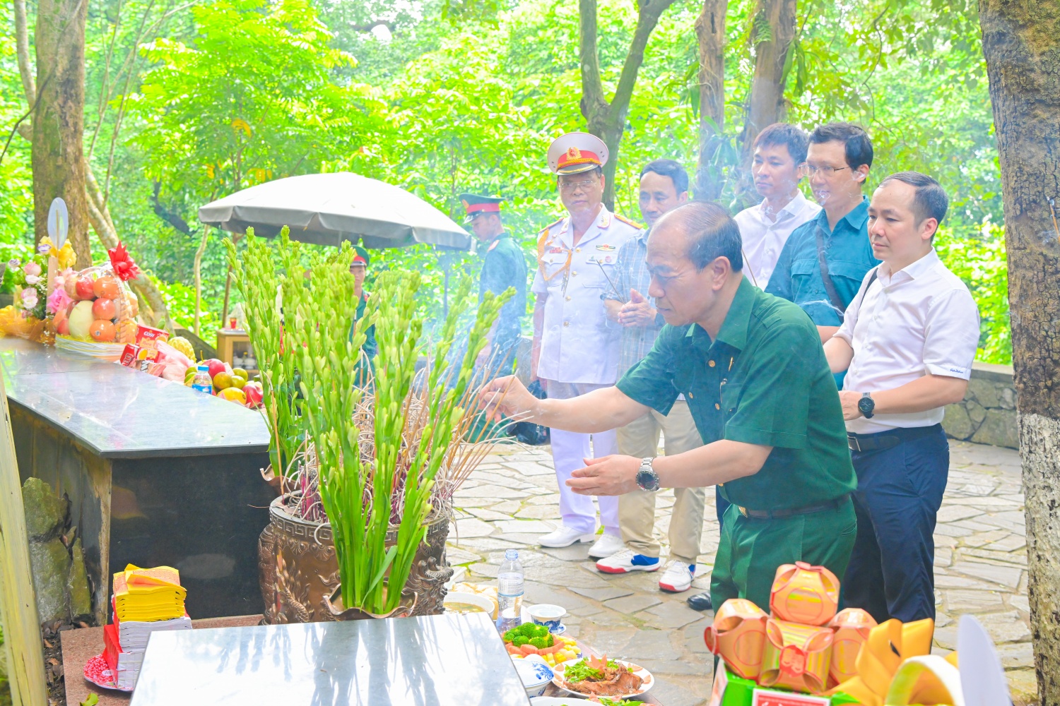 [Chùm ảnh] Đoàn công tác Petrovietnam dâng hương tại Khu di tích K9 Đá Chông và trao quà cho nạn nhân chất độc da cam