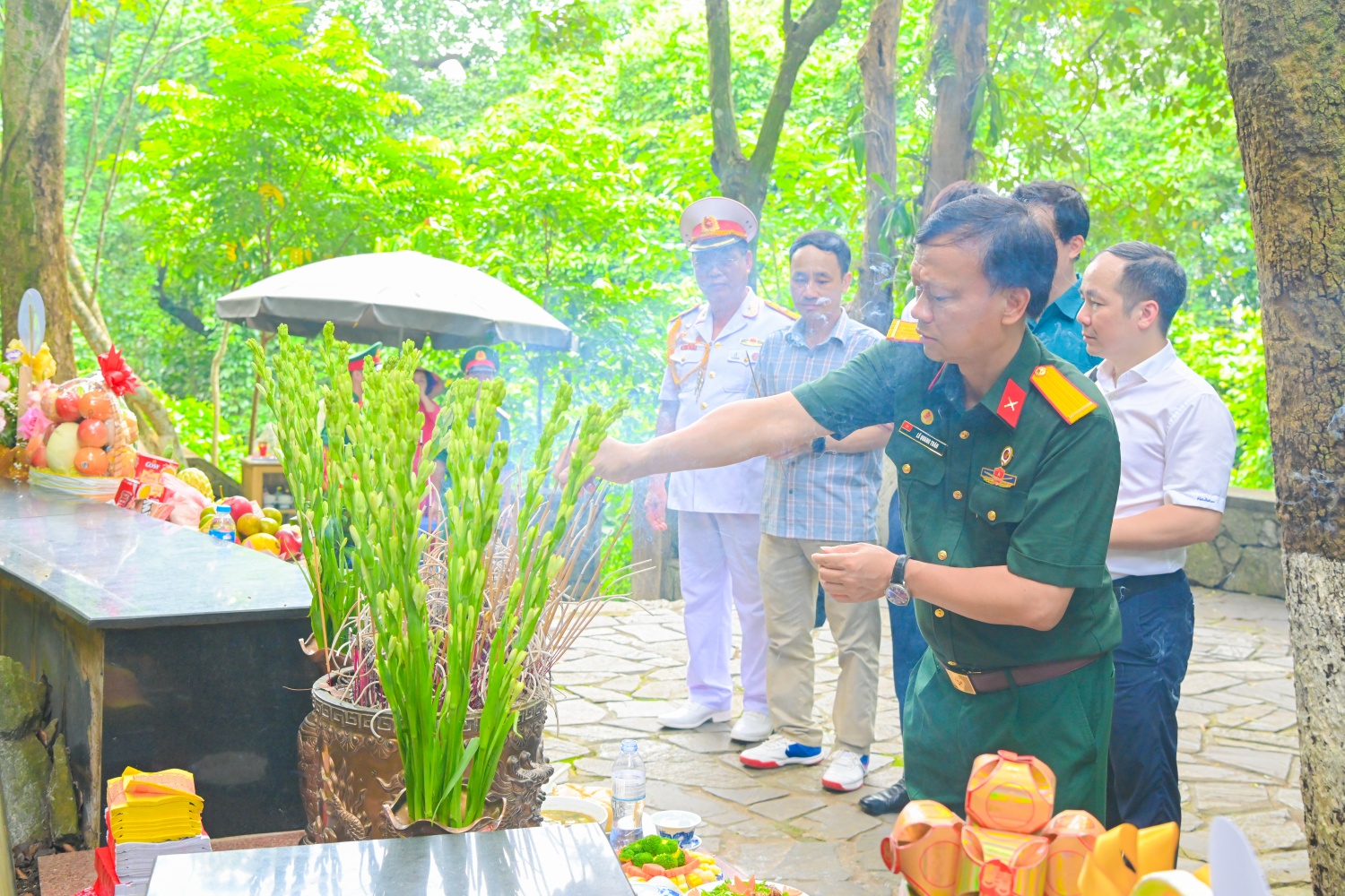 [Chùm ảnh] Đoàn công tác Petrovietnam dâng hương tại Khu di tích K9 Đá Chông và trao quà cho nạn nhân chất độc da cam