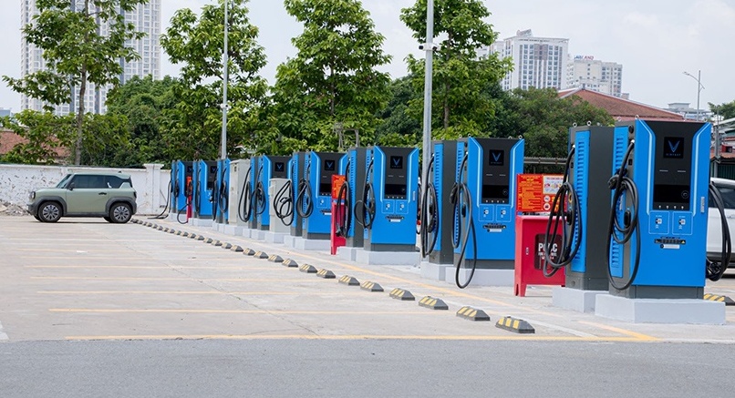 Trạm sạc V-Green “triệu đô” tại Hà Nội: Có thể sạc cùng lúc 70 xe điện, tài xế tấm tắc khen chất lượng và quy mô
