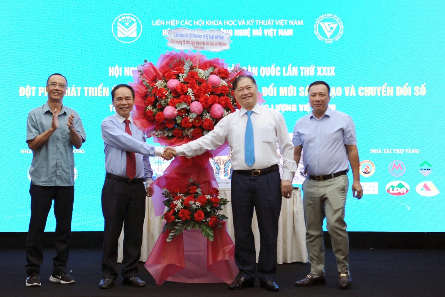 Nhiều đơn vị chúc mừng Hội Dầu khí Việt Nam nhân kỷ niệm 16 năm thành lập Nhiều đơn vị chúc mừng Hội Dầu khí Việt Nam nhân kỷ niệm 16 năm thành lập