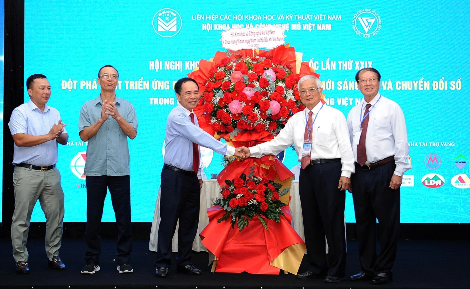 Nhiều đơn vị chúc mừng Hội Dầu khí Việt Nam nhân kỷ niệm 16 năm thành lập Nhiều đơn vị chúc mừng Hội Dầu khí Việt Nam nhân kỷ niệm 16 năm thành lập