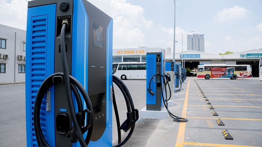 Trạm sạc V-Green “triệu đô” tại Hà Nội: Có thể sạc cùng lúc 70 xe điện, tài xế tấm tắc khen chất lượng và quy mô