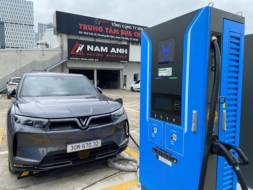 Trạm sạc V-Green “triệu đô” tại Hà Nội: Có thể sạc cùng lúc 70 xe điện, tài xế tấm tắc khen chất lượng và quy mô