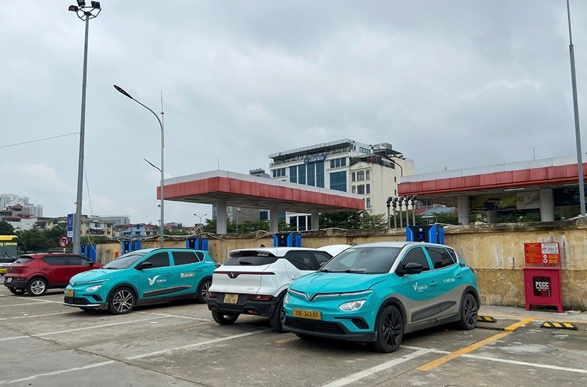 Trạm sạc V-Green “triệu đô” tại Hà Nội: Có thể sạc cùng lúc 70 xe điện, tài xế tấm tắc khen chất lượng và quy mô