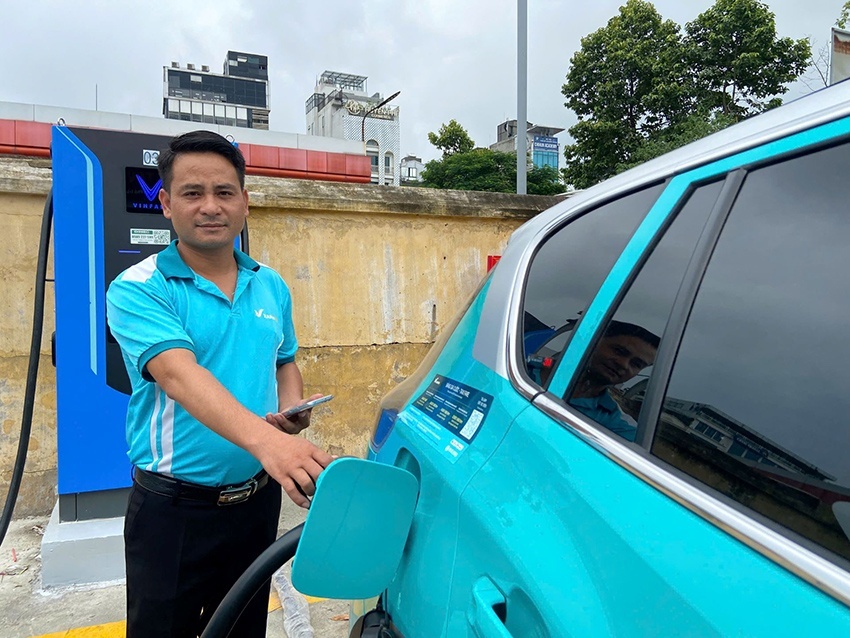 Trạm sạc V-Green “triệu đô” tại Hà Nội: Có thể sạc cùng lúc 70 xe điện, tài xế tấm tắc khen chất lượng và quy mô