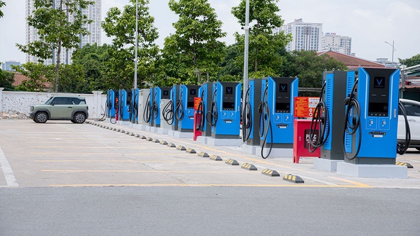 Trạm sạc V-Green “triệu đô” tại Hà Nội: Có thể sạc cùng lúc 70 xe điện, tài xế tấm tắc khen chất lượng và quy mô
