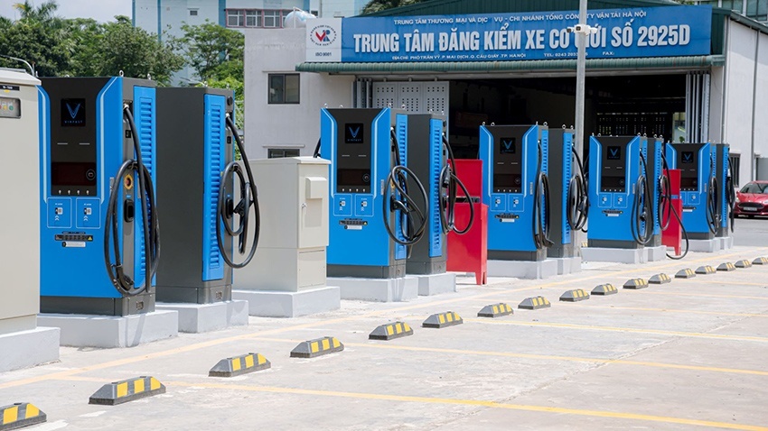 Trạm sạc V-Green “triệu đô” tại Hà Nội: Có thể sạc cùng lúc 70 xe điện, tài xế tấm tắc khen chất lượng và quy mô