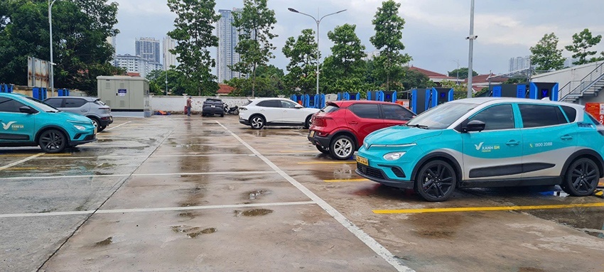 Trạm sạc V-Green “triệu đô” tại Hà Nội: Có thể sạc cùng lúc 70 xe điện, tài xế tấm tắc khen chất lượng và quy mô