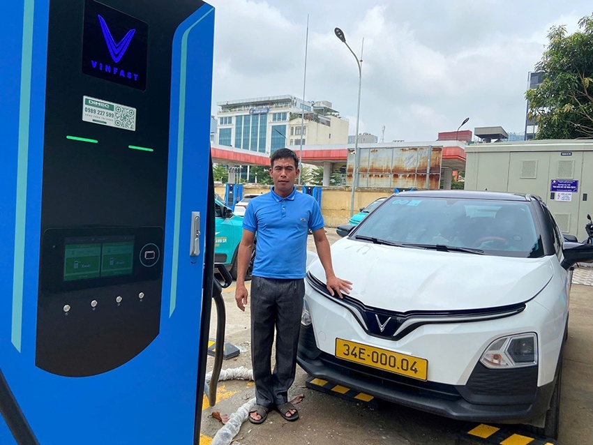 Trạm sạc V-Green “triệu đô” tại Hà Nội: Có thể sạc cùng lúc 70 xe điện, tài xế tấm tắc khen chất lượng và quy mô