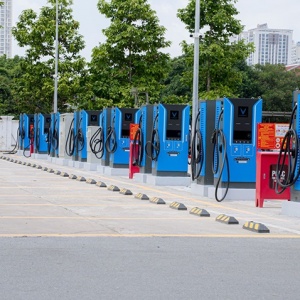 Trạm sạc V-Green “triệu đô” tại Hà Nội: Có thể sạc cùng lúc 70 xe điện, tài xế tấm tắc khen chất lượng và quy mô