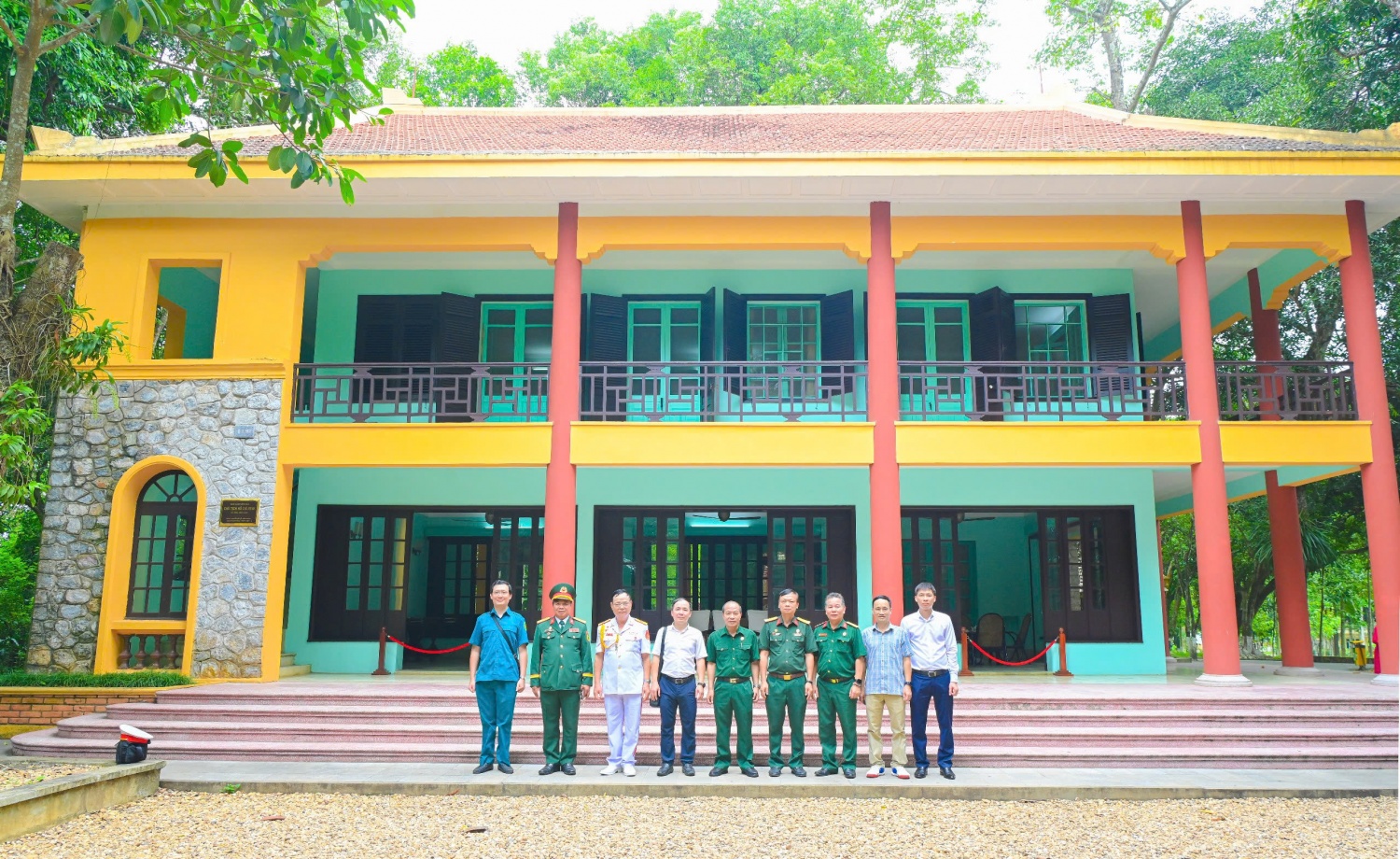 [Chùm ảnh] Hội CCB Petrovietnam dâng hương tại K9 Đá Chông và trao quà cho Trung tâm BTXH chất độc da cam