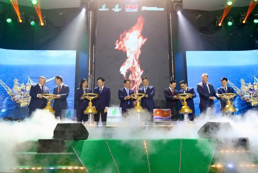 Dự án Kình Ngư Trắng - Kình Ngư Trắng Nam (Lô 09-2/09) đón dòng dầu đầu tiên, về đích sớm  hơn kế hoạch, đóng góp tích cực vào mục tiêu gia tăng sản lượng khai thác. Dự án Kình Ngư Trắng - Kình Ngư Trắng Nam (Lô 09-2/09) đón dòng dầu đầu tiên, về đích sớm  hơn kế hoạch, đóng góp tích cực vào mục tiêu gia tăng sản lượng khai thác.