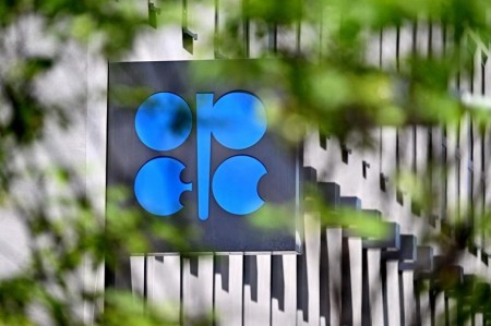 OPEC+ chịu áp lực "đủ đường"