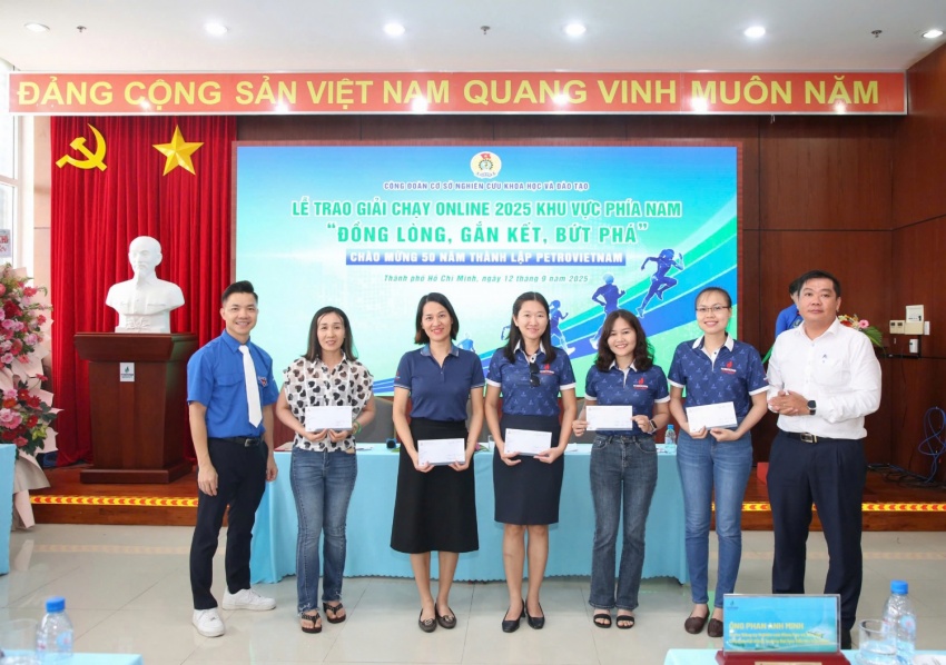 Ban Tổ chức trao giải cá nhân cho các nữ vận động viên đạt thành tích xuất sắc nhất khu vực phía Nam