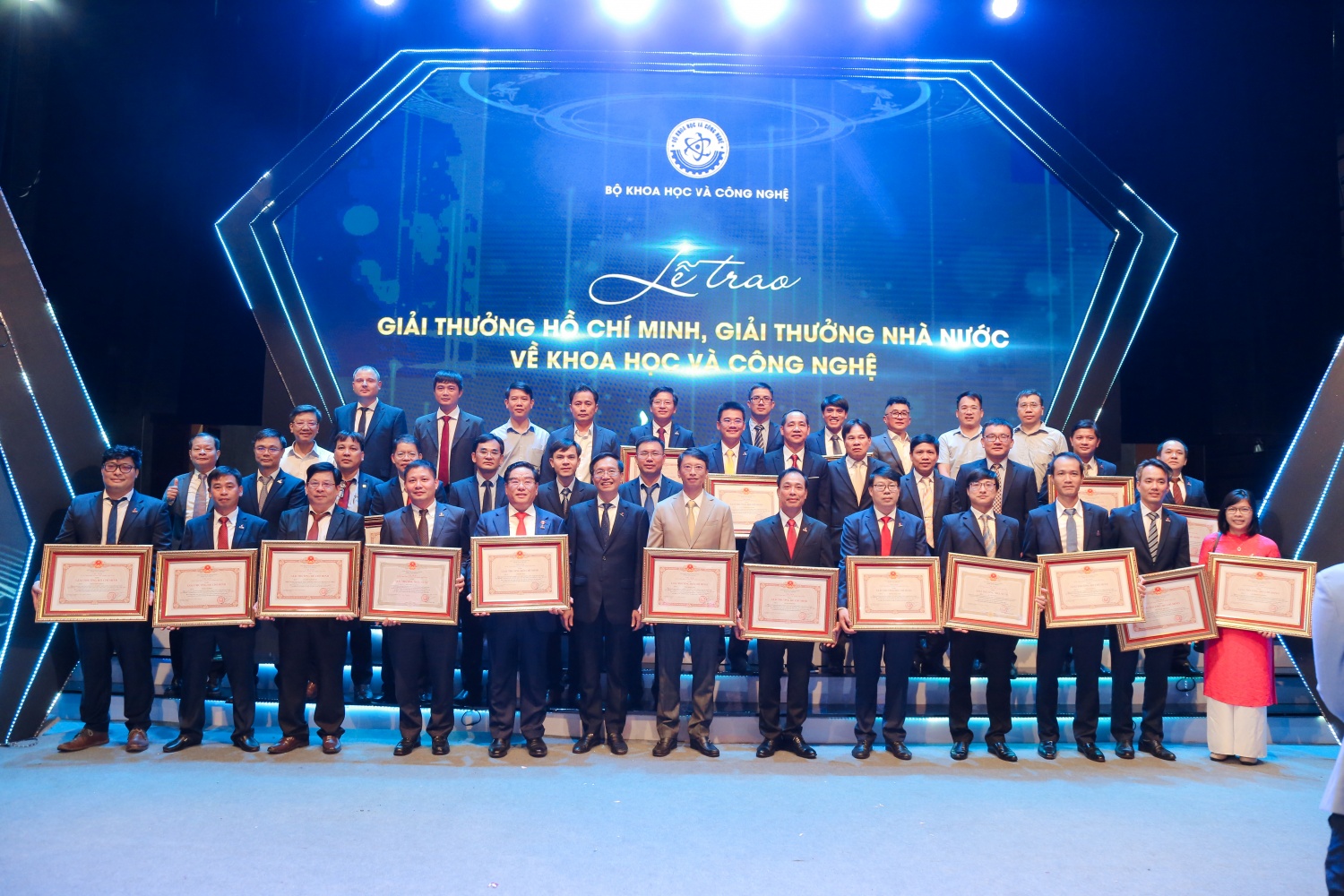 Chủ tịch HĐQT BSR Bùi Ngọc Dương (hàng thứ nhất, thứ tư từ trái qua) và các tác giả thuộc Petrovietnam nhận giải thưởng Hồ Chí Minh và giải thưởng cấp Nhà nước về KHCN năm 2022.