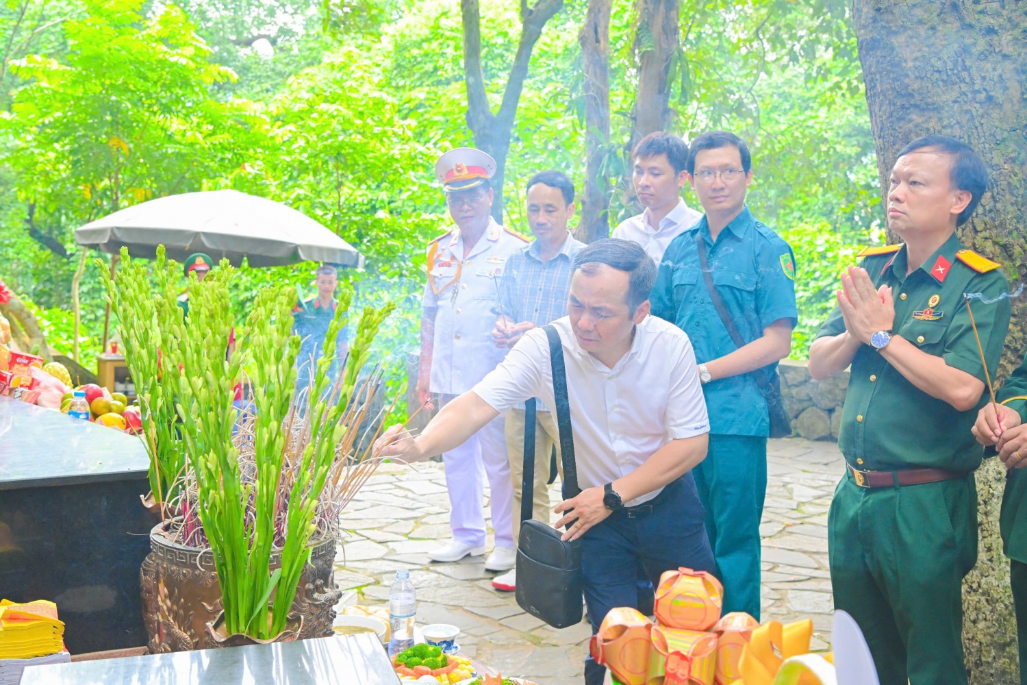 [Chùm ảnh] Hội CCB Petrovietnam dâng hương tại Khu di tích K9 Đá Chông và trao quà cho nạn nhân chất độc da cam