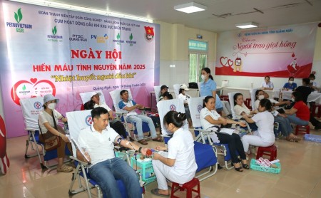 Hàng trăm đơn vị máu được hiến tặng trong Ngày hội hiến máu tình nguyện của BSR