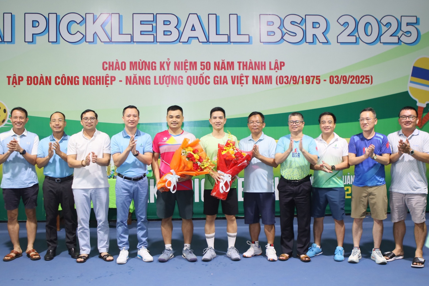 BTC tặng hoa, động viên các VĐV tham gia giải Pickleball BSR năm 2025.