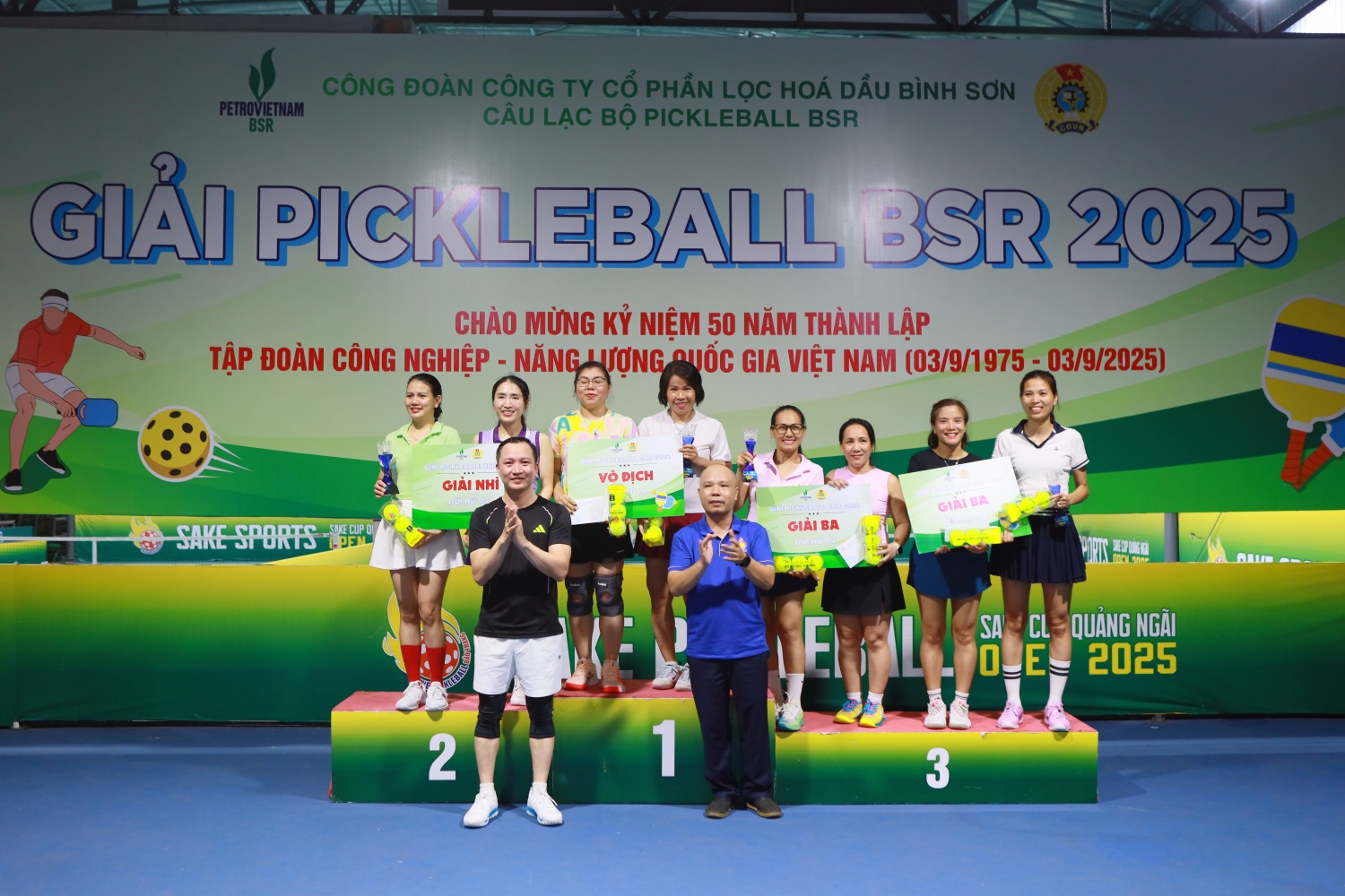 BTC trao giải Pickelball ở nội dung Đôi nữ