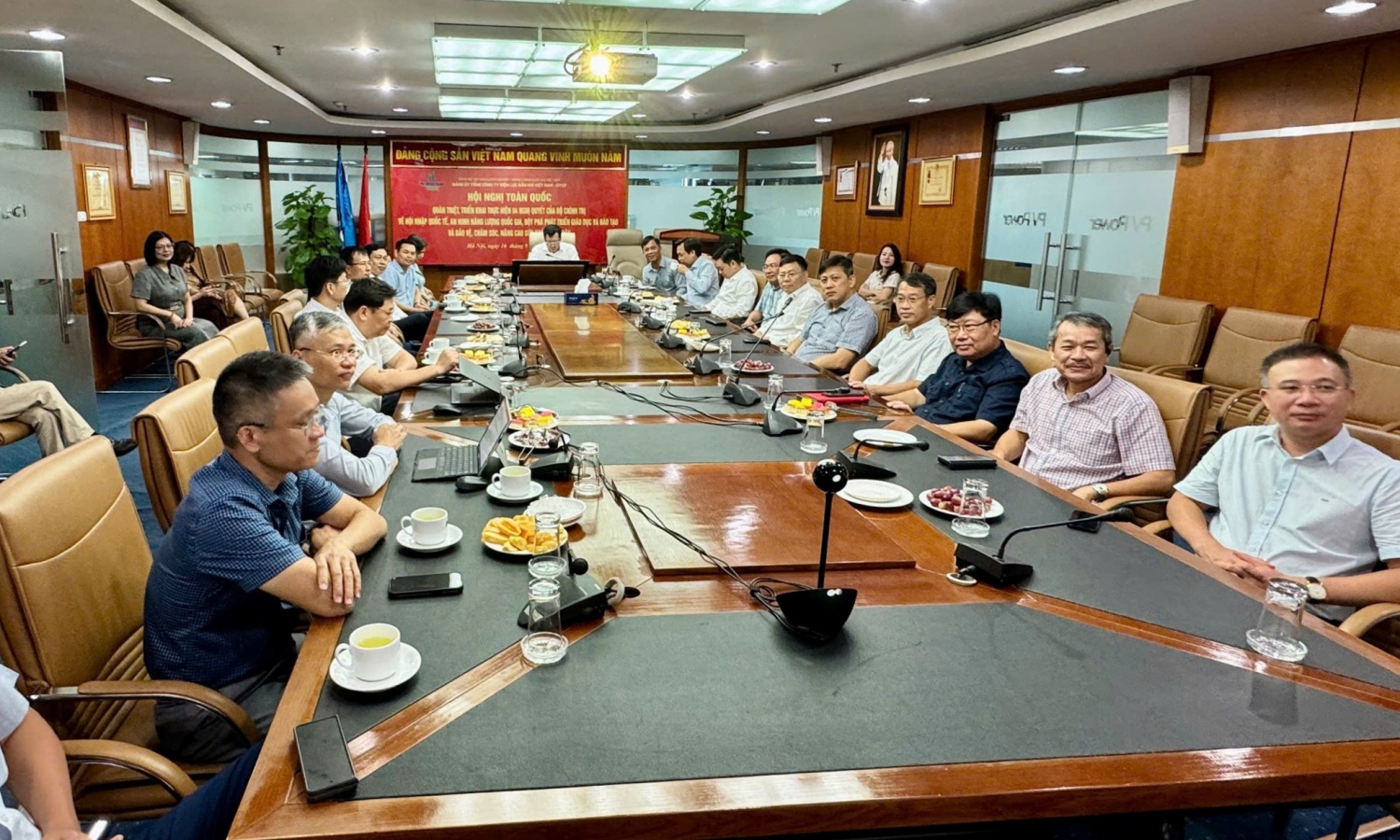Gần 8.000 đảng viên Petrovietnam tham dự quán triệt 4 Nghị quyết quan trọng của Bộ Chính trị Gần 8.000 đảng viên Petrovietnam tham dự quán triệt 4 Nghị quyết quan trọng của Bộ Chính trị