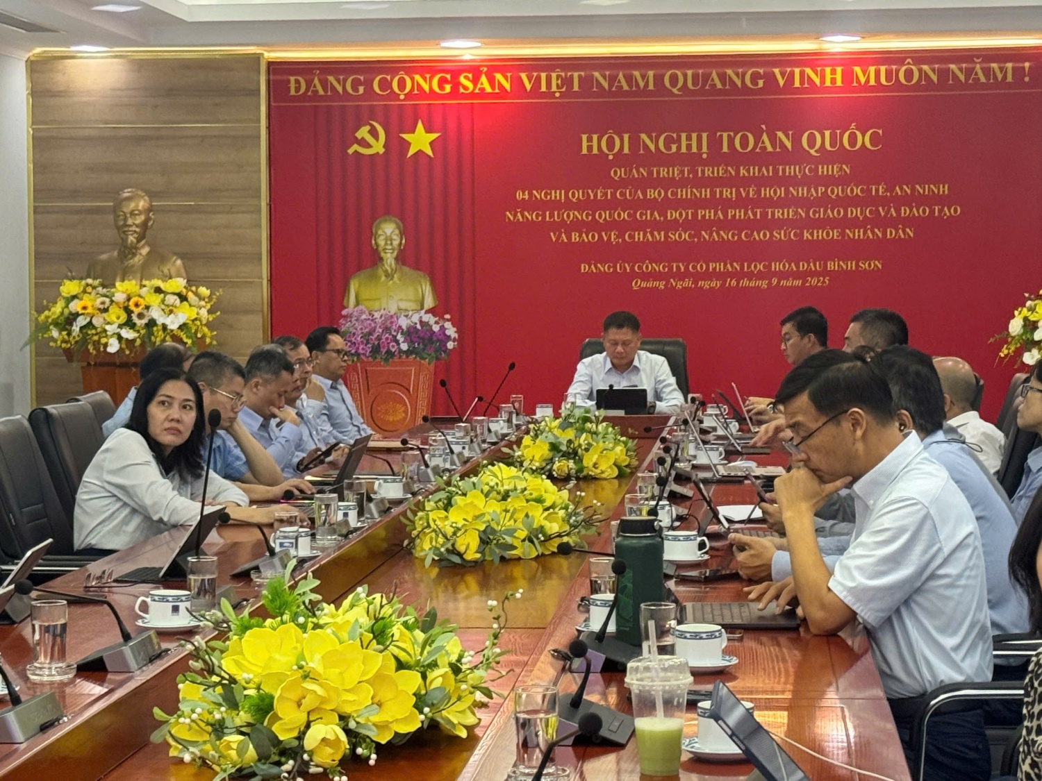 Gần 8.000 đảng viên Petrovietnam tham dự quán triệt 4 Nghị quyết quan trọng của Bộ Chính trị Gần 8.000 đảng viên Petrovietnam tham dự quán triệt 4 Nghị quyết quan trọng của Bộ Chính trị