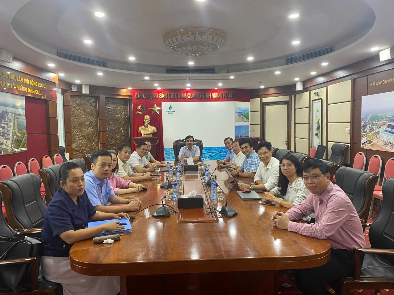 Gần 8.000 đảng viên Petrovietnam tham dự quán triệt 4 Nghị quyết quan trọng của Bộ Chính trị Gần 8.000 đảng viên Petrovietnam tham dự quán triệt 4 Nghị quyết quan trọng của Bộ Chính trị