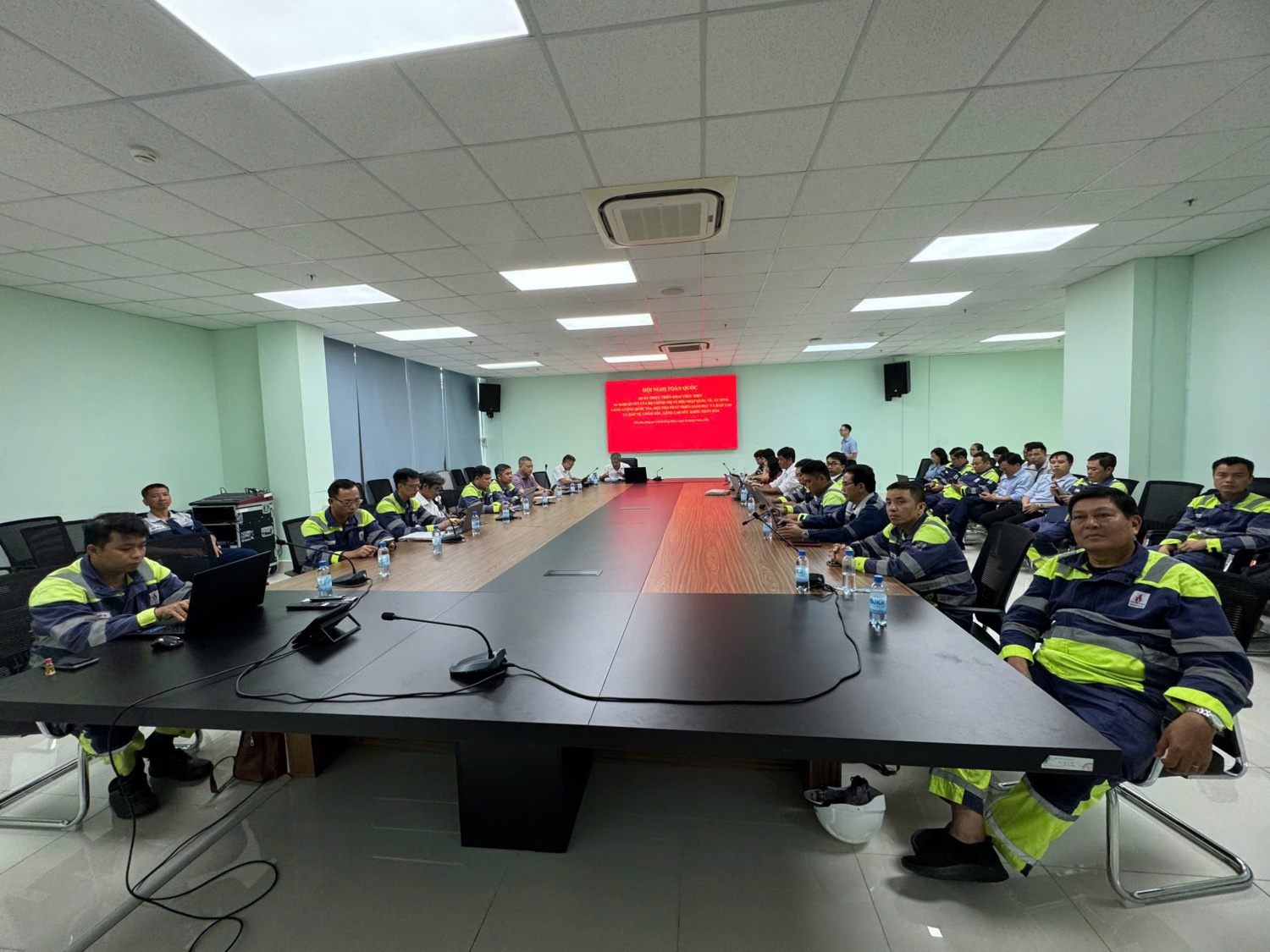 Gần 8.000 đảng viên Petrovietnam tham dự quán triệt 4 Nghị quyết quan trọng của Bộ Chính trị Gần 8.000 đảng viên Petrovietnam tham dự quán triệt 4 Nghị quyết quan trọng của Bộ Chính trị