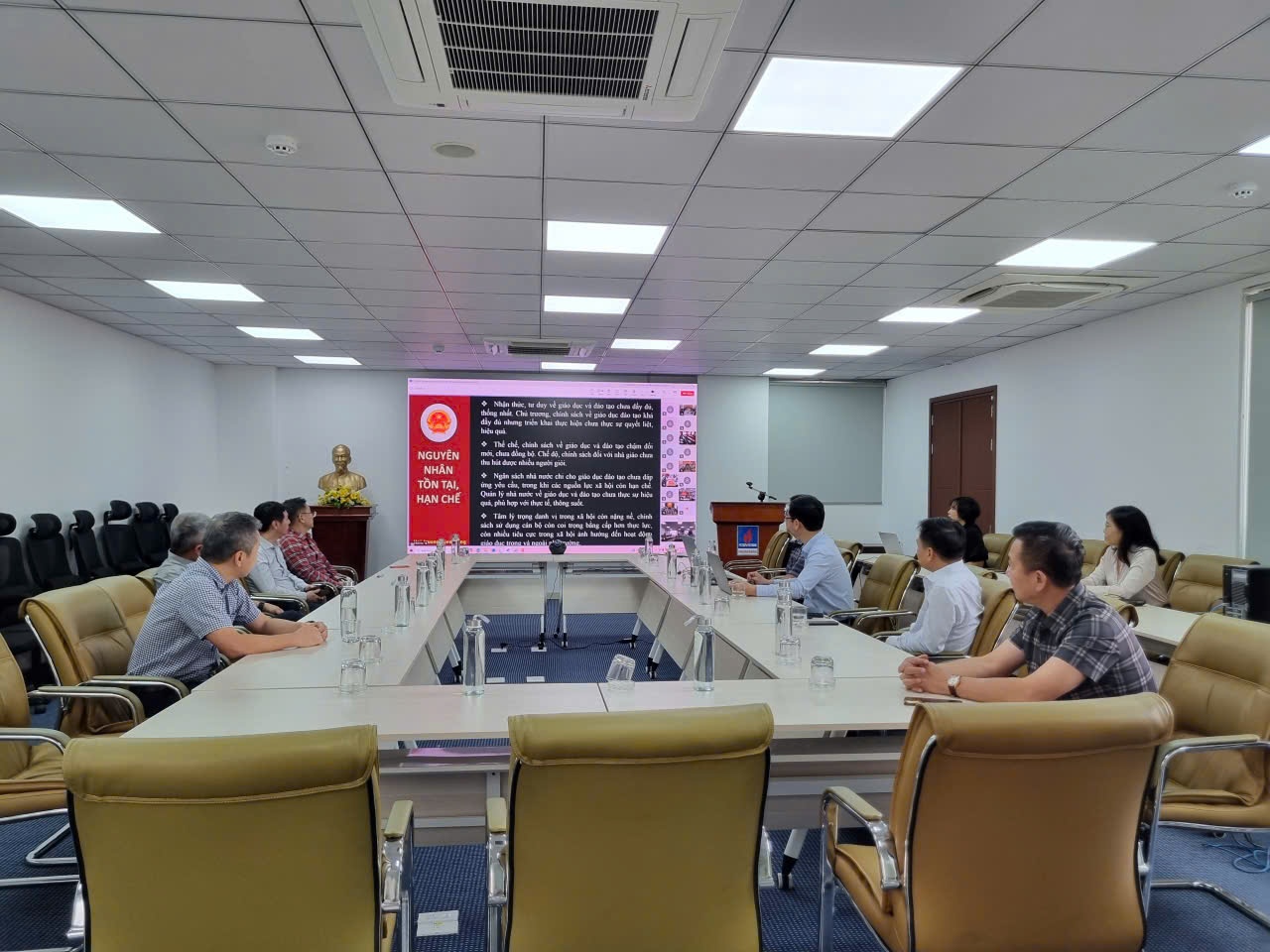 Gần 8.000 đảng viên Petrovietnam tham dự quán triệt 4 Nghị quyết quan trọng của Bộ Chính trị Gần 8.000 đảng viên Petrovietnam tham dự quán triệt 4 Nghị quyết quan trọng của Bộ Chính trị