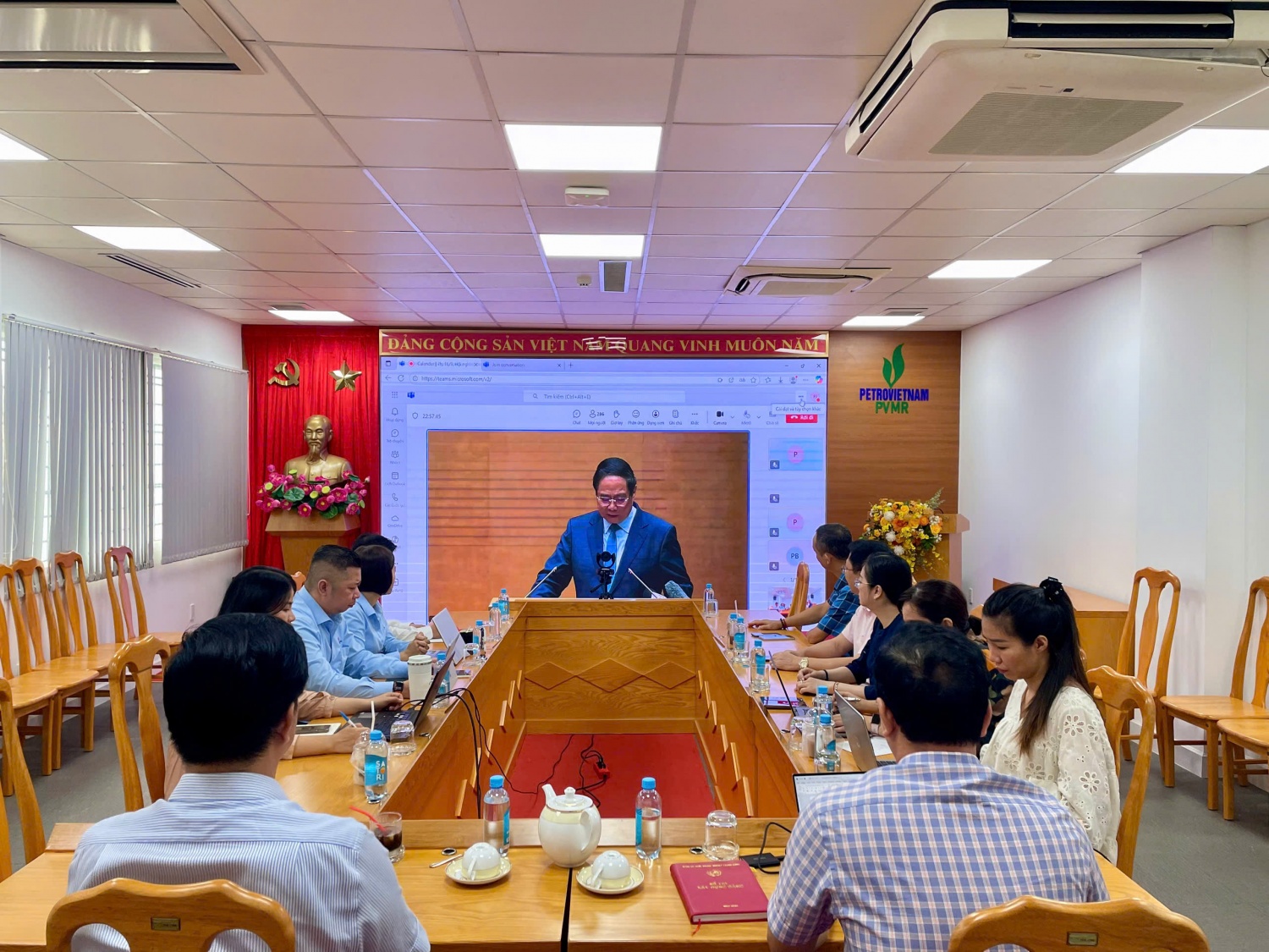 Gần 8.000 đảng viên Petrovietnam tham dự quán triệt 4 Nghị quyết quan trọng của Bộ Chính trị Gần 8.000 đảng viên Petrovietnam tham dự quán triệt 4 Nghị quyết quan trọng của Bộ Chính trị