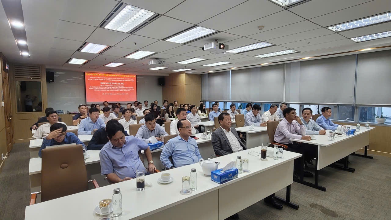 Gần 8.000 đảng viên Petrovietnam tham dự quán triệt 4 Nghị quyết quan trọng của Bộ Chính trị Gần 8.000 đảng viên Petrovietnam tham dự quán triệt 4 Nghị quyết quan trọng của Bộ Chính trị